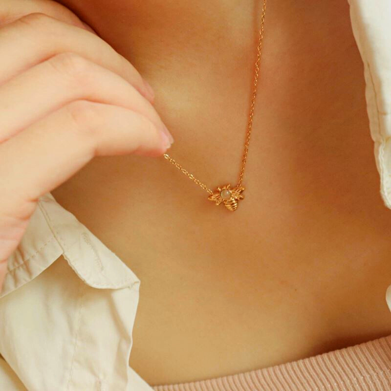DIANNE BEE NECKLACE