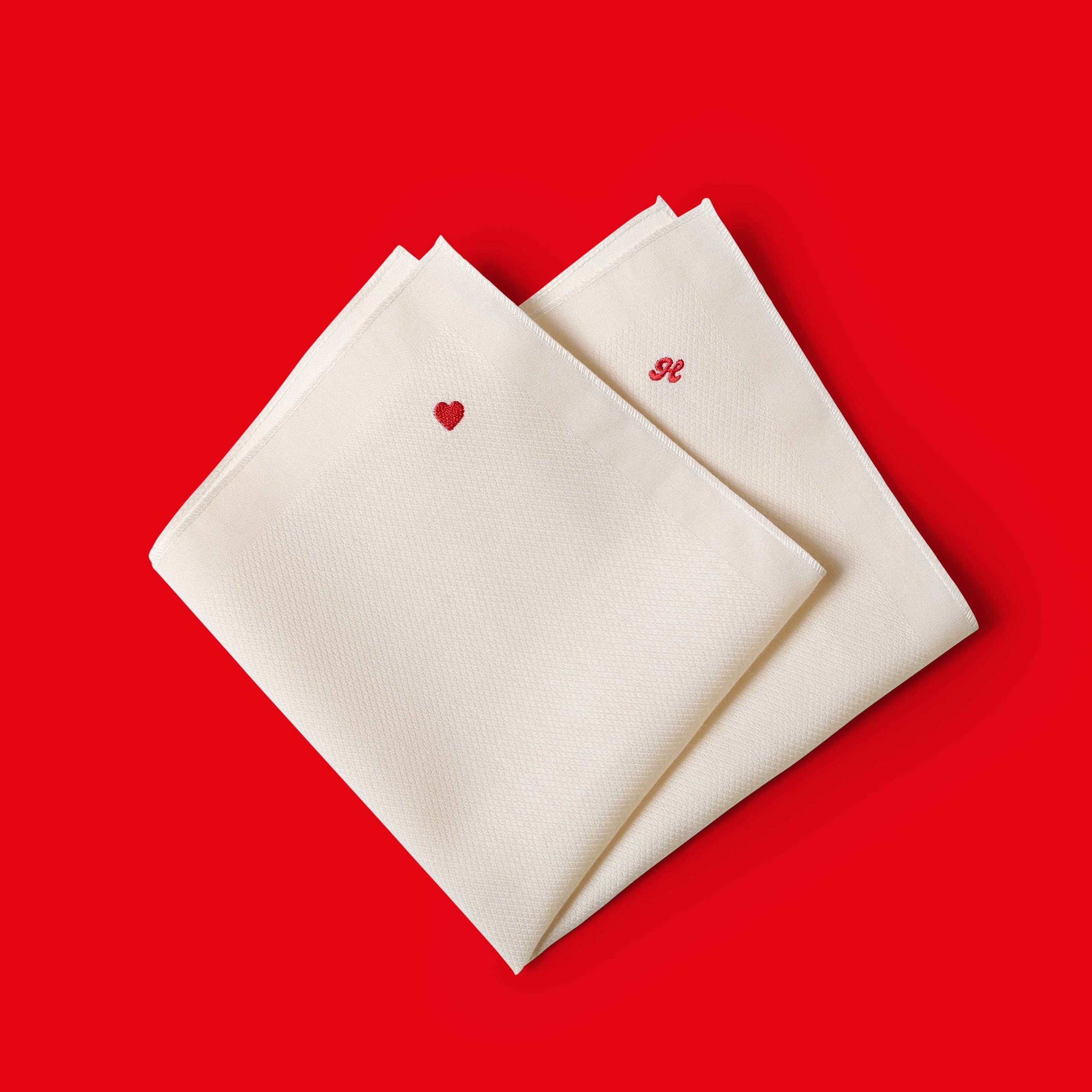 Nuestro pañuelo extra suave y extra sostenible con bordado de corazón ❤️
