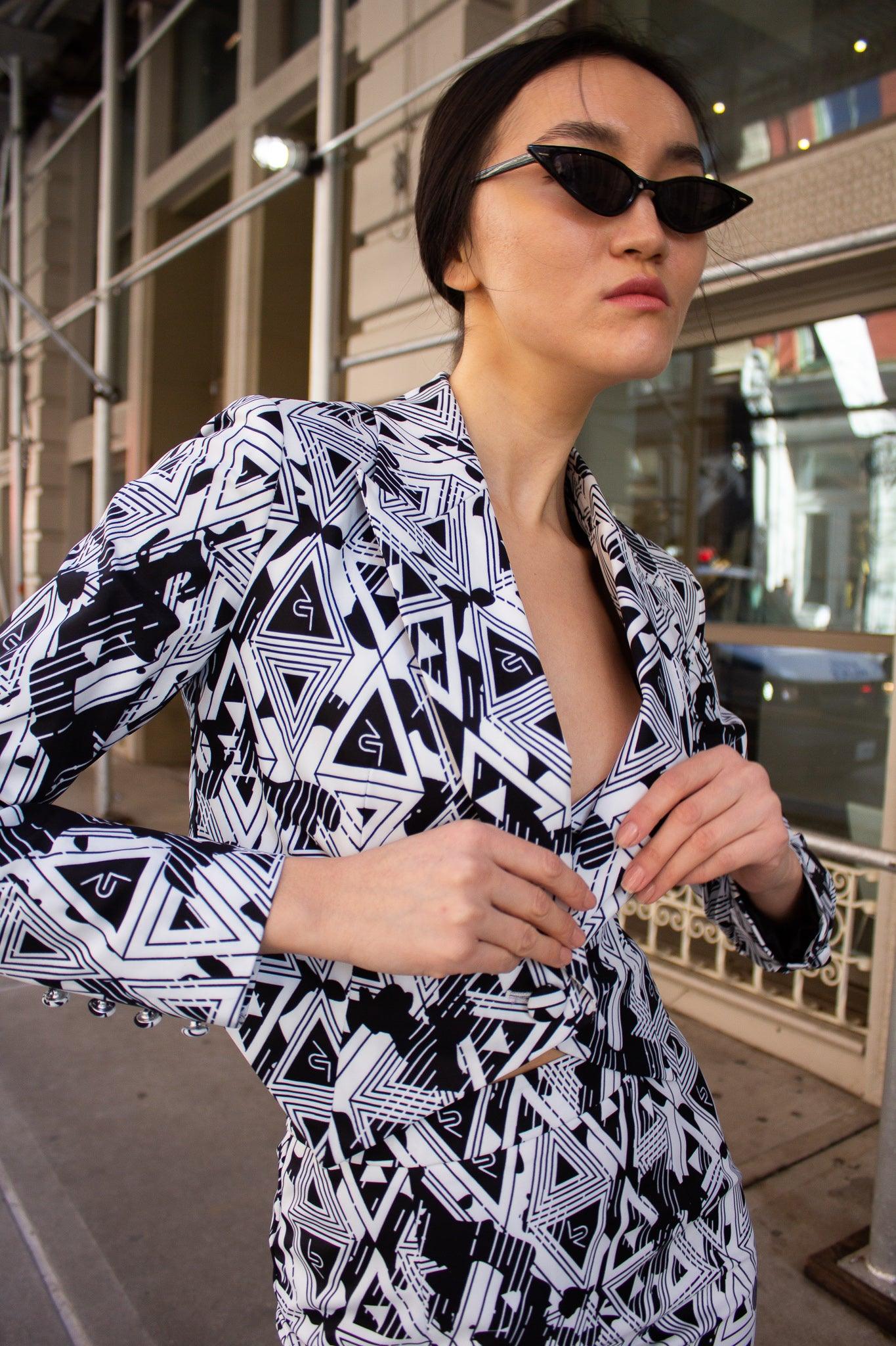Blazer geométrico Amour: elegante chaqueta a medida para mujer