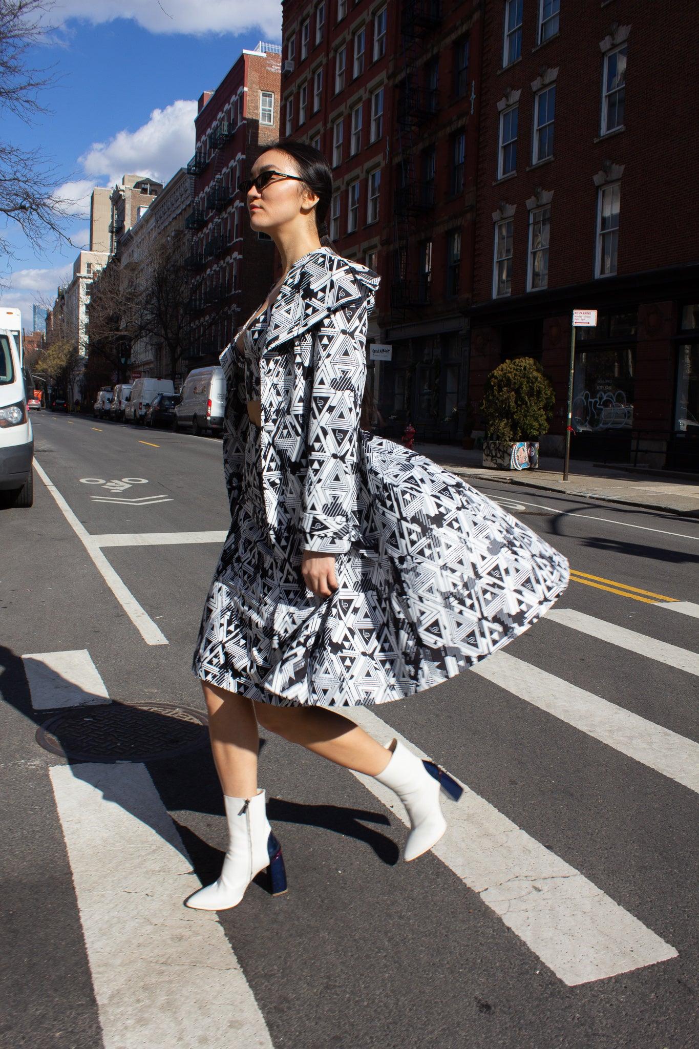 Gabardina larga geométrica Amour: ropa de abrigo moderna para mujer