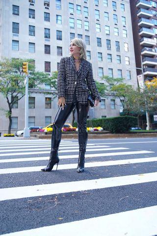 Blazer de tweed a cuadros en blanco y negro: elegante chaqueta de sastre para mujer