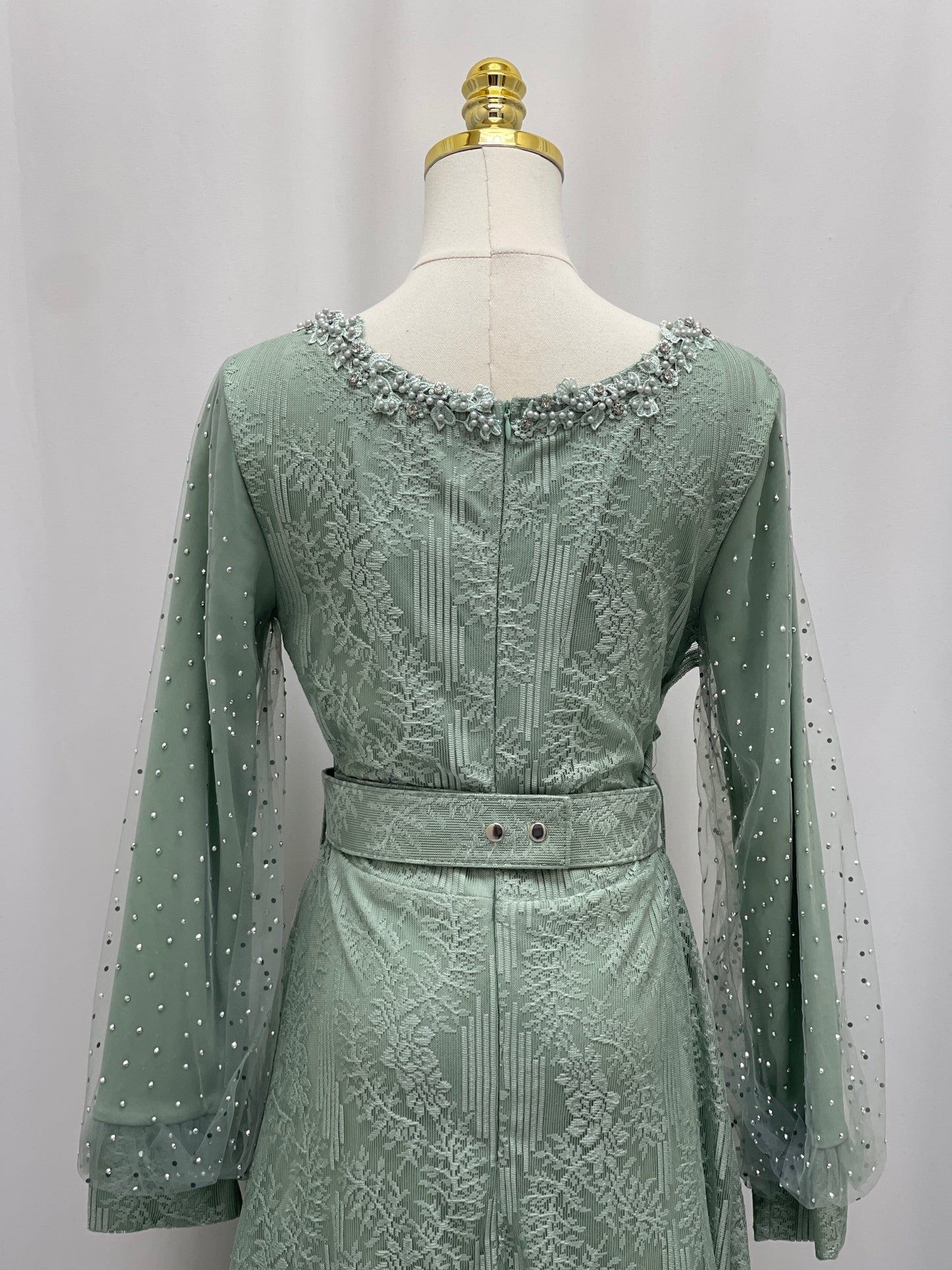 Elegant Lace Dress: Timeless Sophistication & Classic Beauty