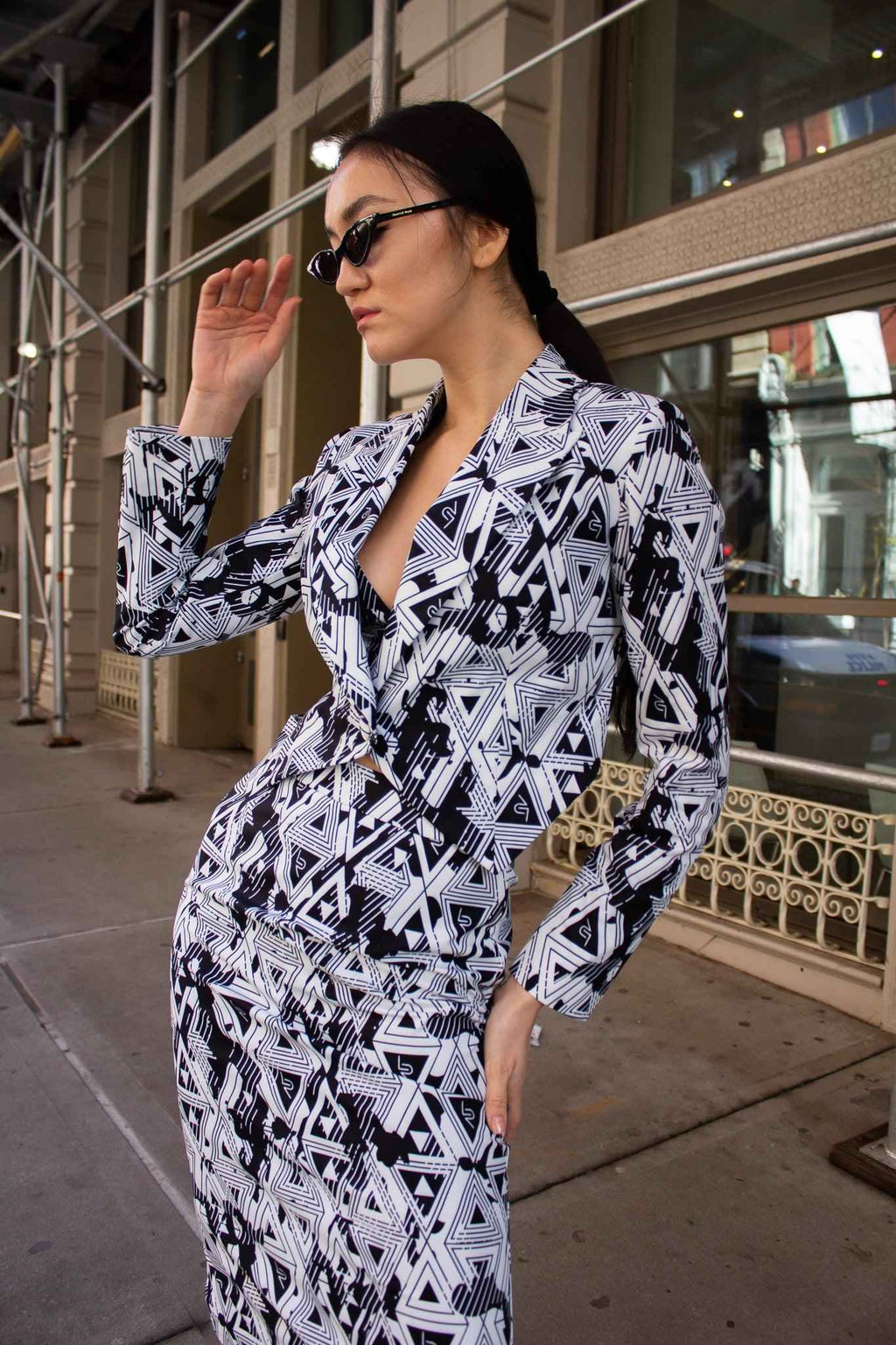 Blazer geométrico Amour: elegante chaqueta a medida para mujer