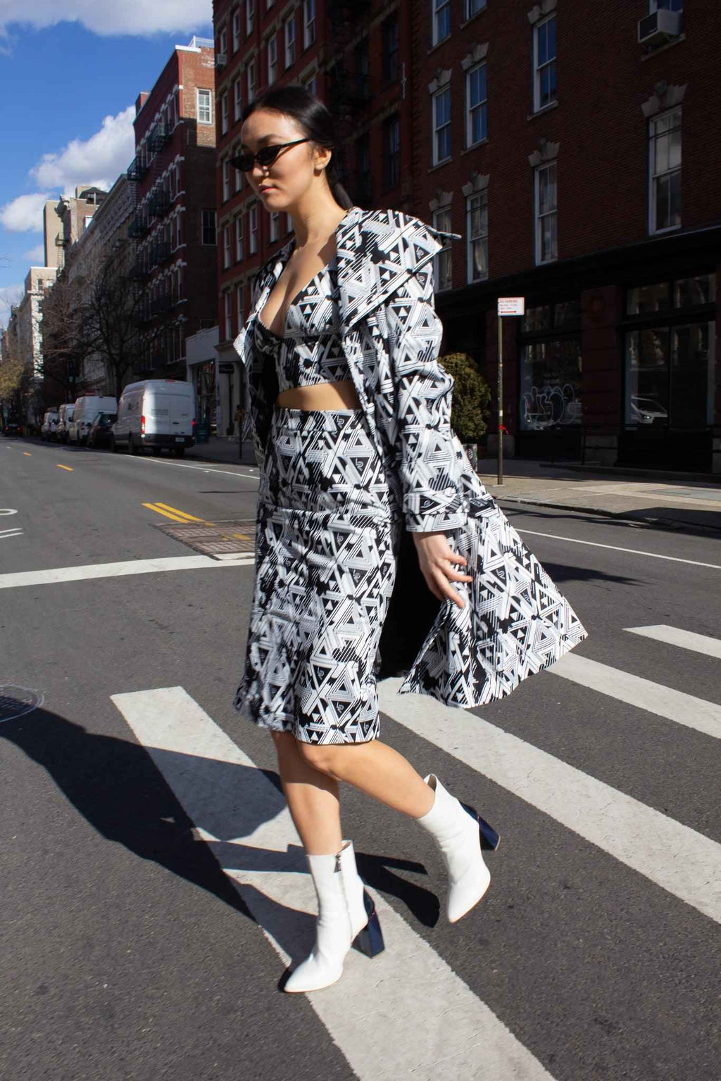 Gabardina larga geométrica Amour: ropa de abrigo moderna para mujer