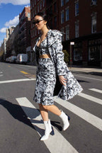 Gabardina larga geométrica Amour: ropa de abrigo moderna para mujer