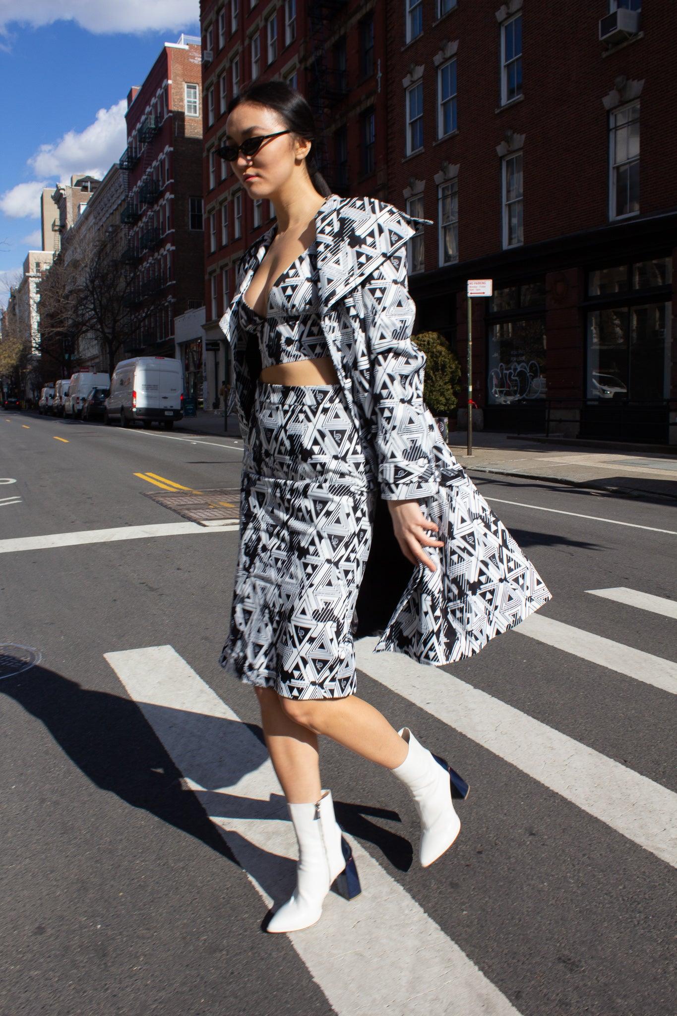 Gabardina larga geométrica Amour: ropa de abrigo moderna para mujer