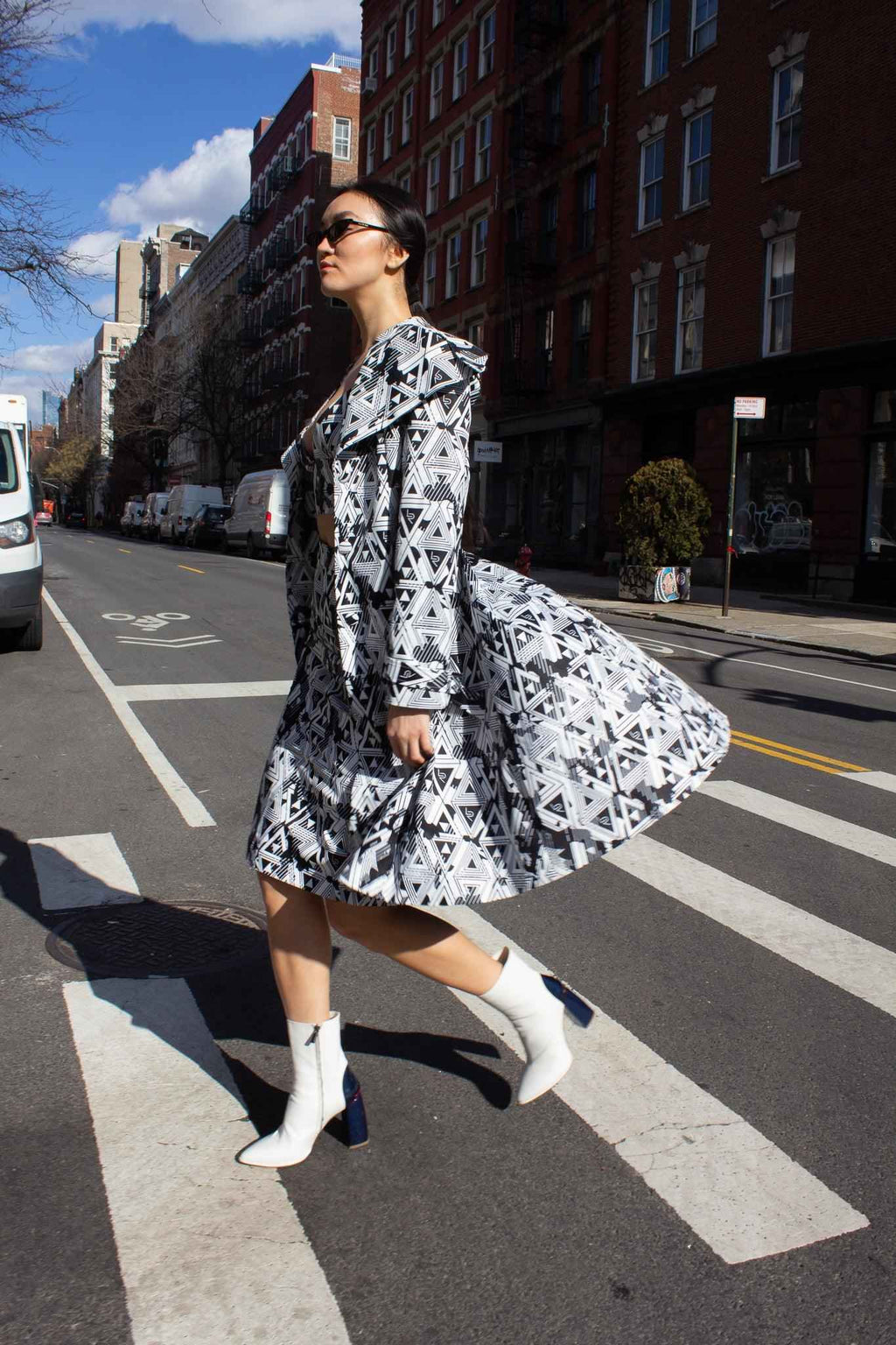 Gabardina larga geométrica Amour: ropa de abrigo moderna para mujer