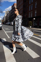 Gabardina larga geométrica Amour: ropa de abrigo moderna para mujer