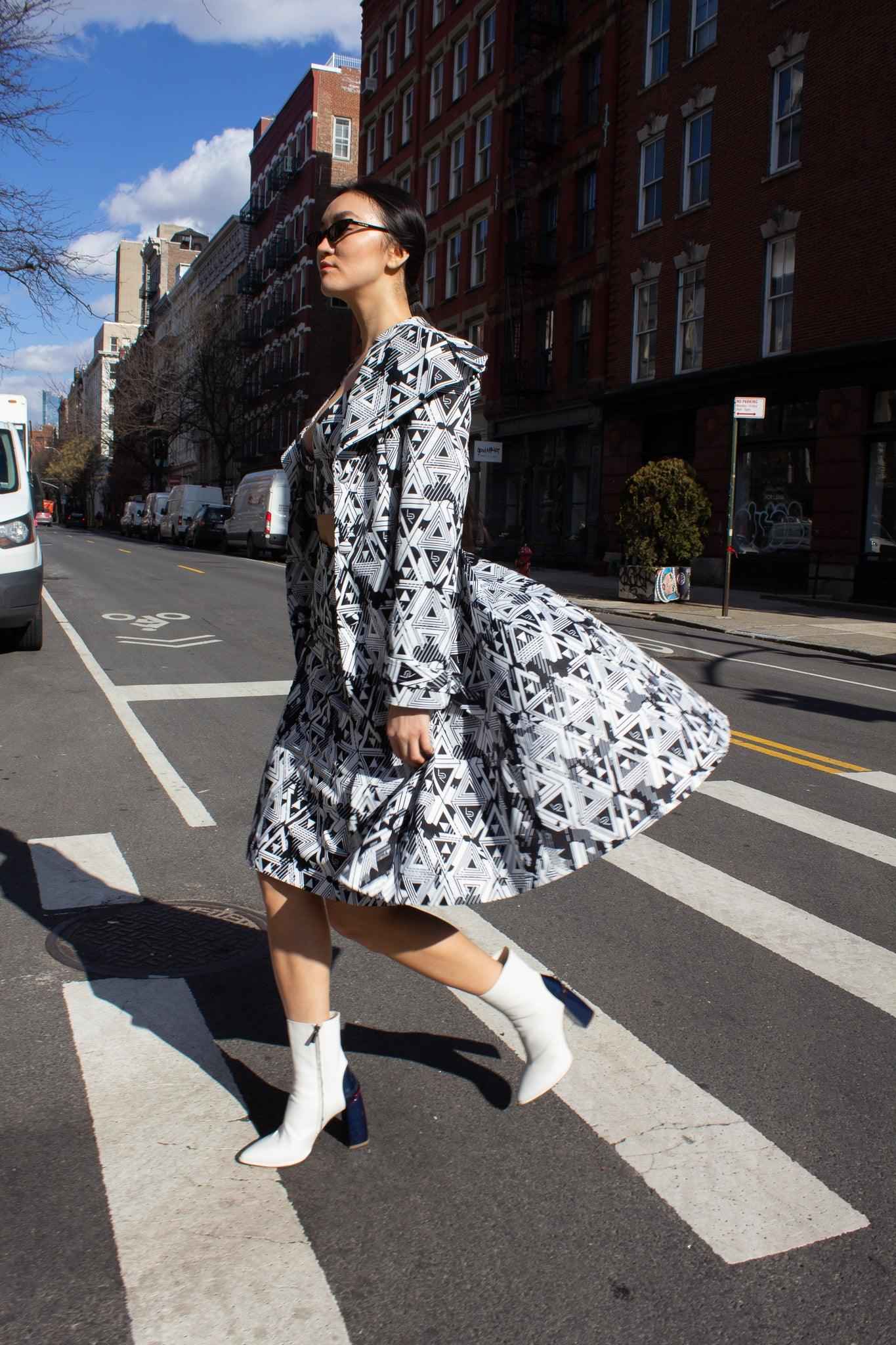 Gabardina larga geométrica Amour: ropa de abrigo moderna para mujer
