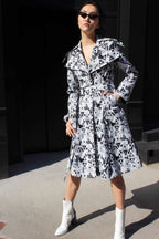 Gabardina larga geométrica Amour: ropa de abrigo moderna para mujer