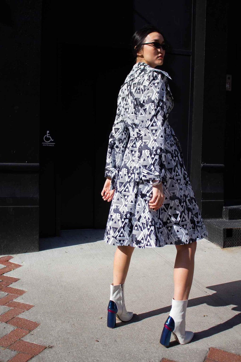 Gabardina larga geométrica Amour: ropa de abrigo moderna para mujer
