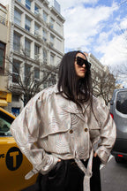 Chaqueta bomber Jacqueline beige: elegante abrigo bomber para mujer