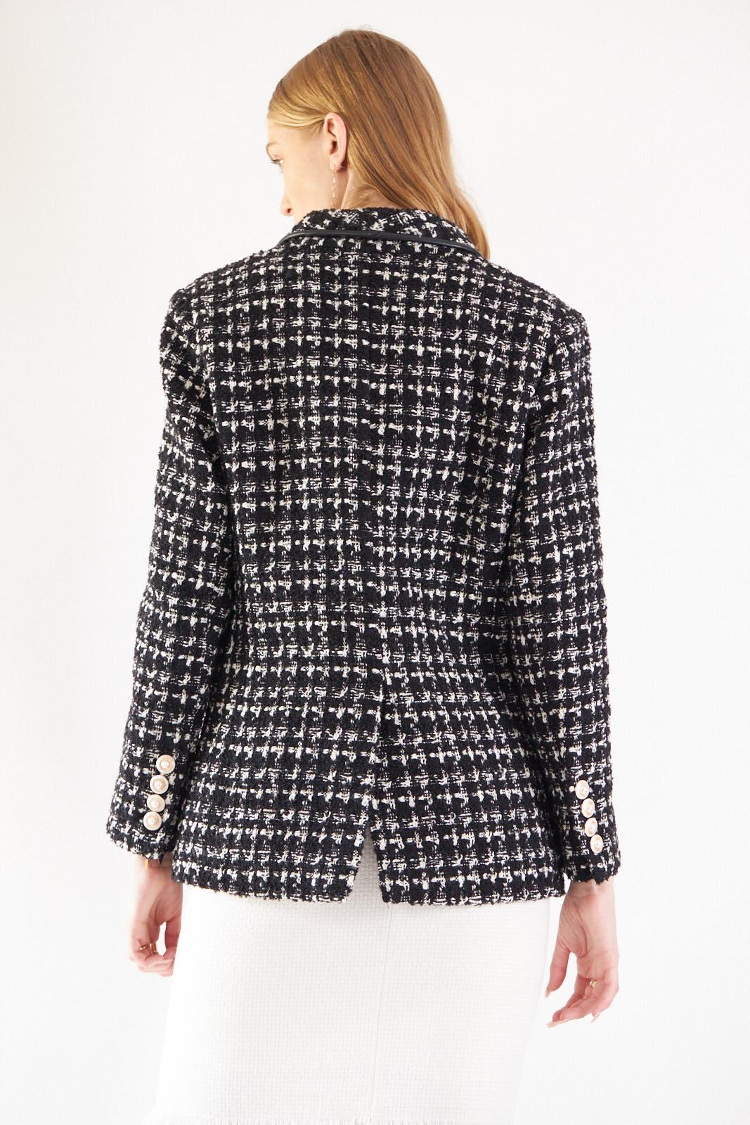 Blazer de tweed a cuadros en blanco y negro: elegante chaqueta de sastre para mujer