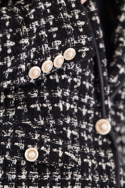 Blazer de tweed a cuadros en blanco y negro: elegante chaqueta de sastre para mujer