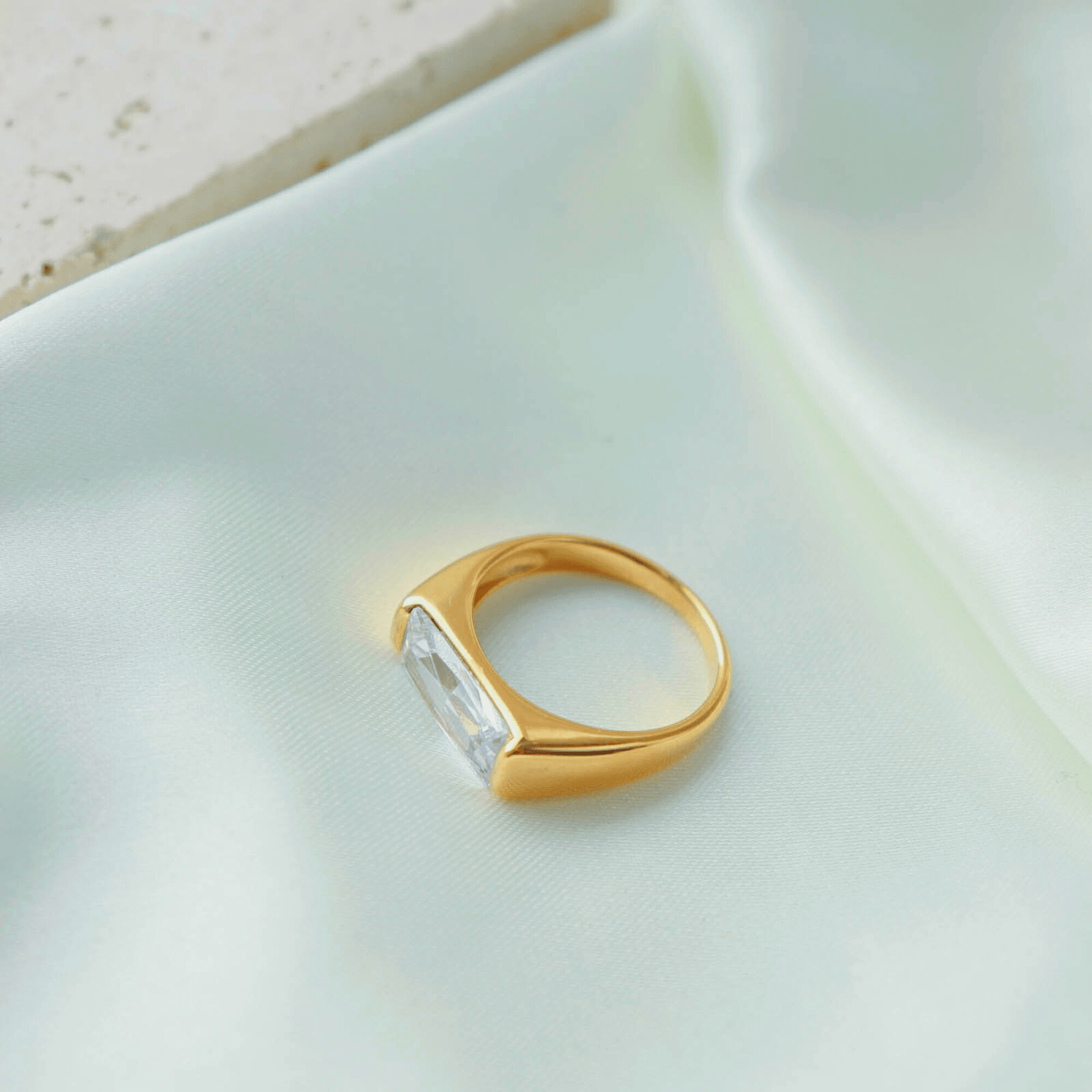 JOLIE CRYSTAL RING - Lolomo!